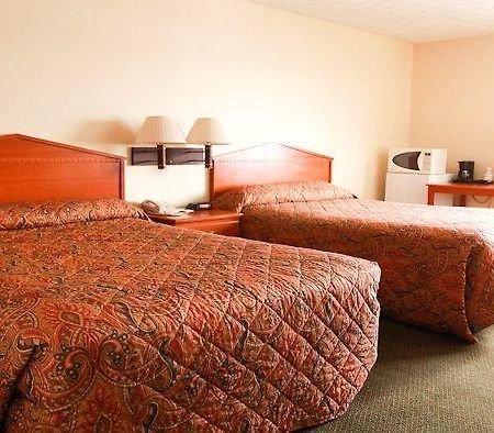 Commodore Perry Inn & Suites Port Clinton Phòng bức ảnh