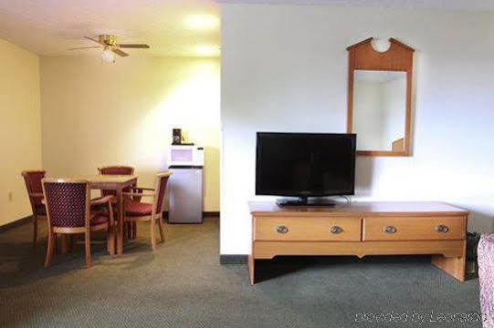 Commodore Perry Inn & Suites Port Clinton Phòng bức ảnh